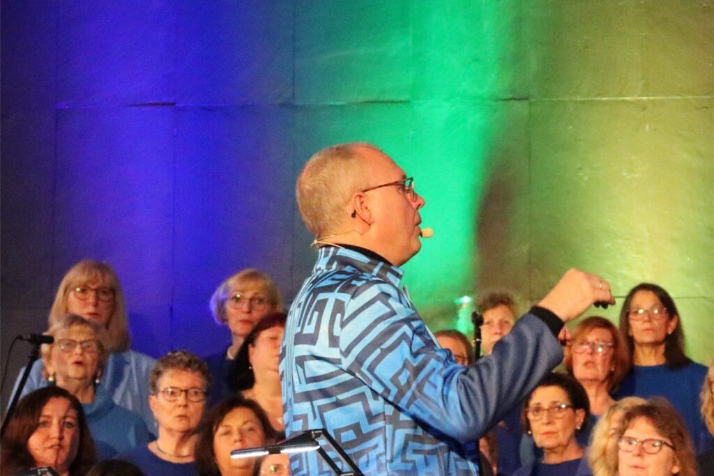 Chorleiter Hans-Jürgen Gromann führte seine Sängerinnen und Sänger von Swinging Church mit viel Energie durch das anspruchsvolle Programm. Chorleiter Hans-Jürgen Gromann führte seine Sängerinnen und Sänger von Swinging Church mit viel Energie durch das anspruchsvolle Programm.