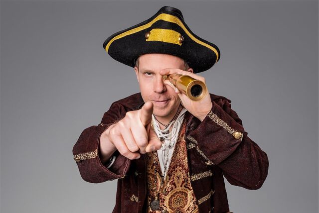 Im Bochumer Bermuda3eck wird Daniel Danger zu Captain Danger: Auf einer 24-stündigen Schiffschaukelfahrt muss er mindestens 250 1LIVE-Hörer:innen kennenlernen, um einen brandneuen Weltrekord aufzustellen.