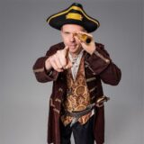 Im Bochumer Bermuda3eck wird Daniel Danger zu Captain Danger: Auf einer 24-stündigen Schiffschaukelfahrt muss er mindestens 250 1LIVE-Hörer:innen kennenlernen, um einen brandneuen Weltrekord aufzustellen.