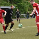 Viel los war auf den Sportplätzen im Ostvest am vergangenen Spieltag. Auch zwischen Eintracht Waltrop und dem SC Marl-Hamm II gab es Spektakel. Hier stoppen Eintrachts Timo Siekirka (r.) und Joel-Pascal Nickel (l.) mit vereinten Kräften Marl-Hamms Dominik Ryszard Pereira (M.).