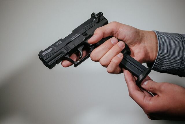 Waffe wird entsichert
