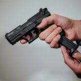 Waffe wird entsichert
