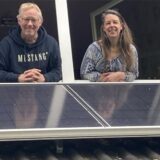 Stefanie und Gerhard Marx schauen aus dem Fenster auf ihre Solarplatten. Nach sechsmonatiger Wartezeit kann die Anlage nun endlich Strom liefern.