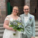 Mit blauem Blumenschmuck: Helena und Marcel Fahs strahlen nach der kirchlichen Trauung um die Wette.