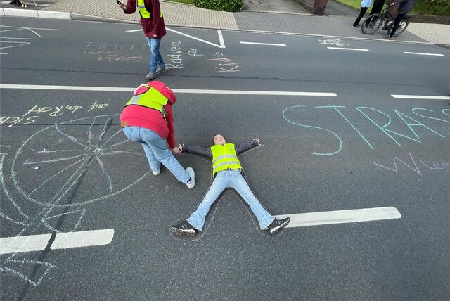 Die 2. Kidical Mass rollte durch Castrop-Rauxel. Auf der Römerstraße stoppten die über 100 Teilnehmer und bemalten den Asphalt.