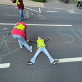 Die 2. Kidical Mass rollte durch Castrop-Rauxel. Auf der Römerstraße stoppten die über 100 Teilnehmer und bemalten den Asphalt.
