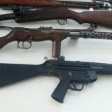 Sturmgewehre und Maschinenpistolen liegen auf einem Tisch.
