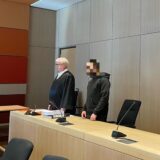 Der psychisch-kranke Beschuldigte und sein Verteidiger Egbert Schenkel (links) beim Auftakt im Sicherungsverfahren am 15.4.2024.