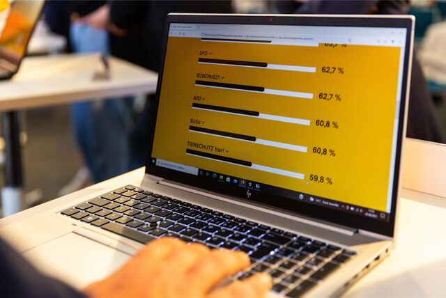 Eine Person betrachtet auf einem Laptop ihre Wahl-O-Mat-Ergebnisse.