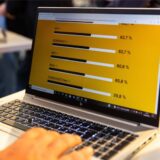 Eine Person betrachtet auf einem Laptop ihre Wahl-O-Mat-Ergebnisse.