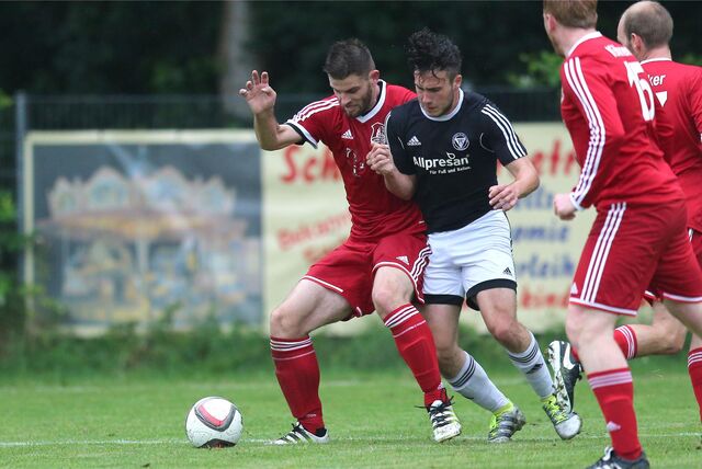 Rene Niewind (am Ball) schoss vor seinem ersten Kreuzbandriss 30 Tore in einer Saison für den TuS Henrichenburg.