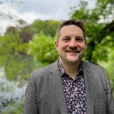 Der bundesweite Spitzenkandidat der Tierschutzpartei für die Europawahl 2024, Sebastian Everding, steht vor dem Teich im Rombergpark in seiner Heimatstadt Dortmund.