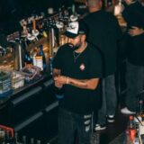 Emirhan Ucar hinter der Theke seiner Bar im Klubhaus Stadtgarten.