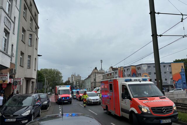 Rettungswagen stehen in der Dortmunder Innenstadt.