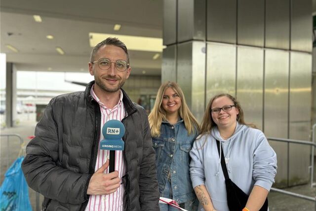 RN-Reporter Philipp Pohl steht gemeinsam mit zwei weiblichen Apache-Fans vor der Westfalenhalle in Dortmund.