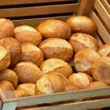 Brötchen in einer Holzkiste