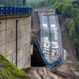 Nach der erfolgreichen Sprengung vor einem Jahr liegt die Rahmede-Talbrücke auf dem Boden, Teile der Fahrbahn sind zu sehen.
