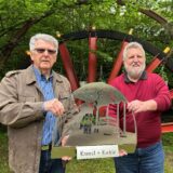 Gerhard Burghardt (li.) und Christian Wengerek stehen mit einem ihrer Schwibbögen auf der Pröve Ranch.