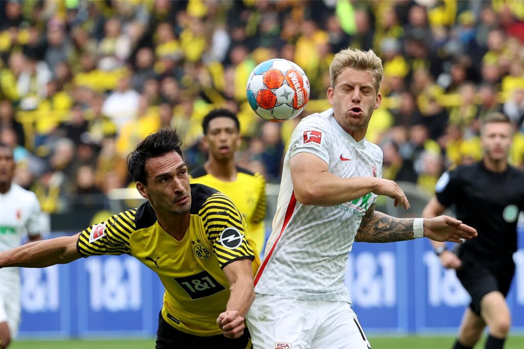 Arne Maier für den FC Augsburg im Zweikampf mit BVB-Verteidiger Mats Hummels. Arne Maier für den FC Augsburg im Zweikampf mit BVB-Verteidiger Mats Hummels.