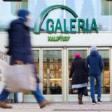 Blick auf den Eingang eines Kaufhauses von Galeria Karstadt Kaufhof.