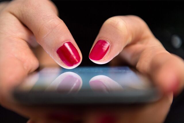 Eine Frau tippt eine Nachricht auf dem Handy.