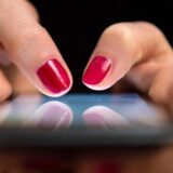 Eine Frau tippt eine Nachricht auf dem Handy.