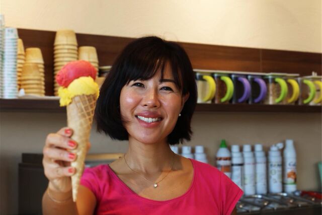 Eine Frau hält ein Eis in der Hand.