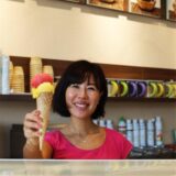 Eine Frau hält ein Eis in der Hand.