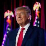 Der Gerichtsprozess gegen den früheren US-Präsidenten Donald Trump in der Affäre um die Mitnahme geheimer Regierungsdokumente soll später starten als bislang geplant.