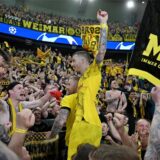 Marco Reus jubelt im Fanblock.