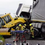 Das Bild zeigt die verkeilten LKW und Feuerwehrleute.