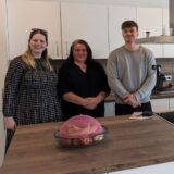 Freuen sich über die Eröffnung der neuen Demenz-WG: Ella Hayakawa (Geschäftsführerin Tagespflege und Pflegedienst), Sybille Greulich (Pflegedienstleitung Tagespflege), Projektleiter Jan Kriesel, Frank Hermann (stellv. Pflegedienstleitung) und Ulrich Hauska.