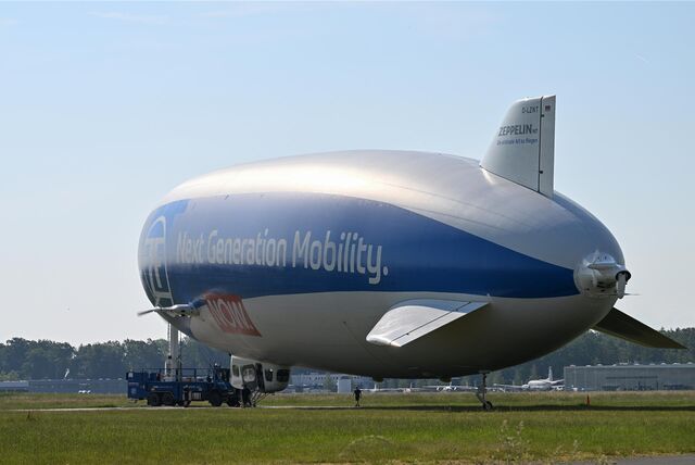 Ein Zeppelin NT (Neue Technologie) ankert auf dem Bodensee-Airport am Masten.