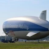 Ein Zeppelin NT (Neue Technologie) ankert auf dem Bodensee-Airport am Masten.