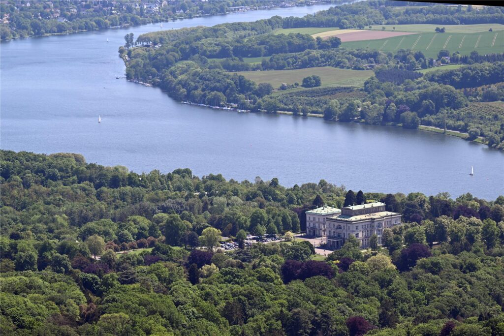 Aus dem Zeppelin NT „Bodensee“ ist der Baldeneysee und im Vordergrund die Villa Hügel zu sehen. Aus dem Zeppelin NT „Bodensee“ ist der Baldeneysee und im Vordergrund die Villa Hügel zu sehen.