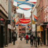 Menschen gehen in der Innenstadt von Venlo (Niederlande) durch eine Gasse.