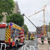 Auf der Feldstraße in Herten-Mitte stehen mehrere Einsatzfahrzeuge der Hertener Feuerwehr.