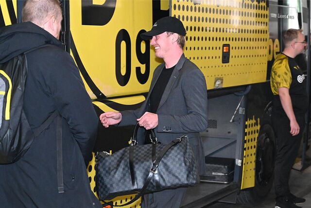 Julian Brandt steigt in den Mannschaftsbus.