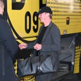 Julian Brandt steigt in den Mannschaftsbus.