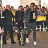 Mats Hummels hält zwei Kaffee in der Hand.