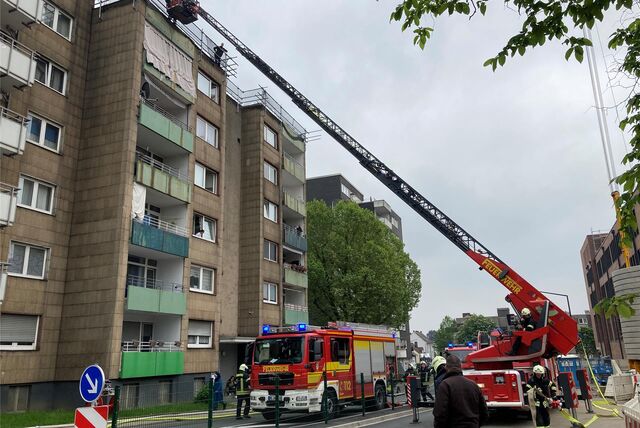 Fahrzeuge der Hertener Feuerwehr stehen auf der Feldstraße, eine Drehleiter ist ausgefahren worden.
