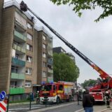 Fahrzeuge der Hertener Feuerwehr stehen auf der Feldstraße, eine Drehleiter ist ausgefahren worden.