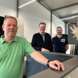 Günter Hessing (M.), Geschäftsführer der Raiffeisen Warengenossenschaft, freut sich mit Michael Stöbermann und Sascha Blaumann auf die Eröffnung des Designwerks an der Annabergstraße.