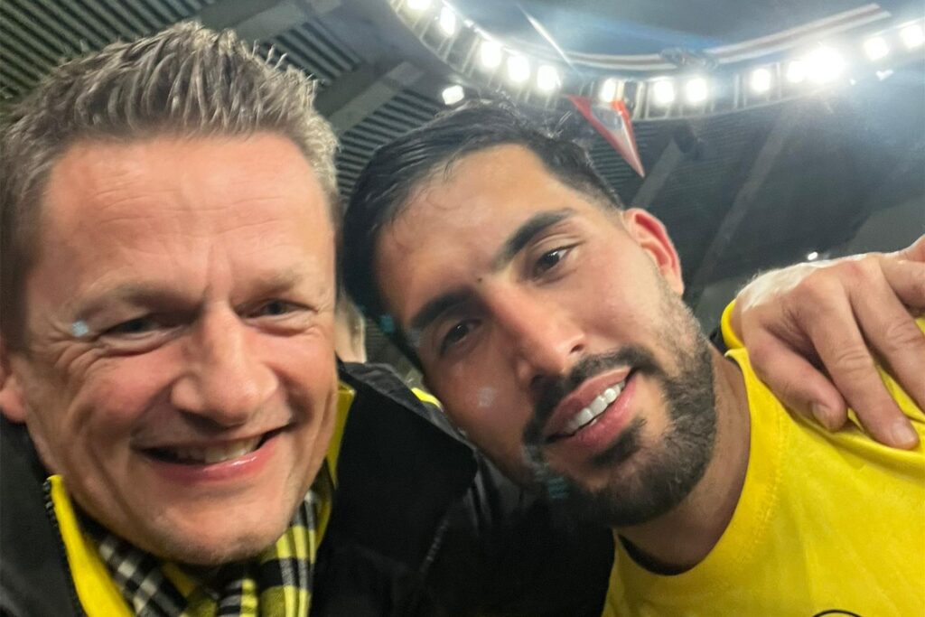 Zwei Männer freuen sich nach einem Fußballspiel.