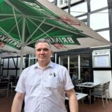 Dugagjin Kacabashi steht vor dem Restaurant Martins in der Castroper Altstadt.