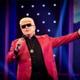 Volksmusik-Legende Heino, der an Totensonntag in Dorsten auftritt, singt auf einer Bühne.