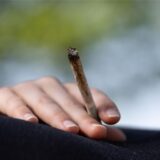 Ein Mensch hält einen Joint in der Hand. Auf Castrop kocht über 2024 ist das verboten.
