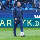 Marc-André Kruska steht mit einem Ball auf dem Fußballfeld.