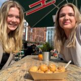 Anna und Sina empfehlen Loukoumades. Das ist eine Süßspeise, die in der arabischen, griechischen, albanischen, persischen und türkischen Küche bekannt ist.