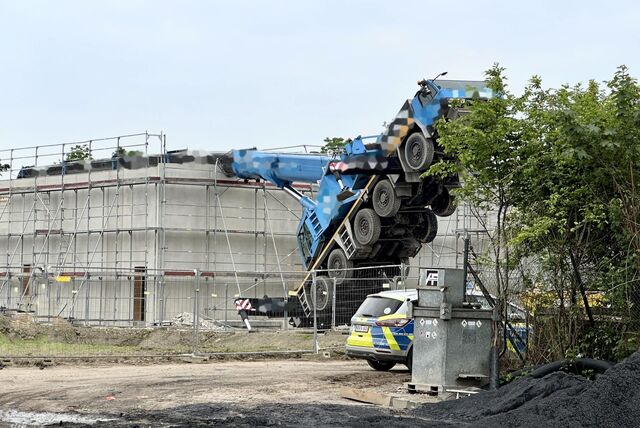 Kran liegt auf Baustelle